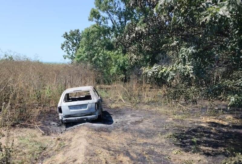Un autoturism a luat foc după ce vegetația uscată din apropiere s-a aprins de la toba de eșapament 