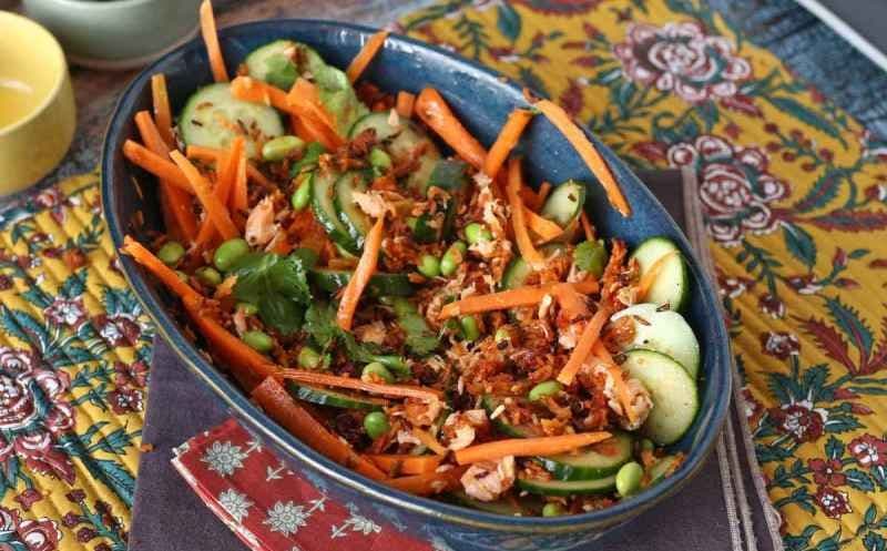 Salată de orez crocantă și picantă