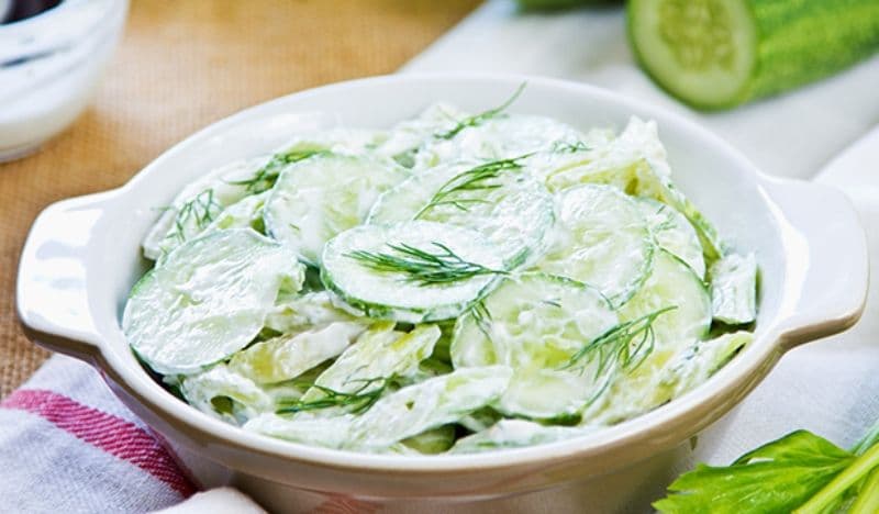 Salată de castraveți cu sos de iaurt