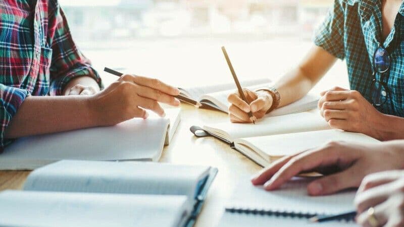 Românii întorși din străinătate pot obține diplome de meseriași, recunoscute în toată Uniunea Europeană. Ce trebuie să facă