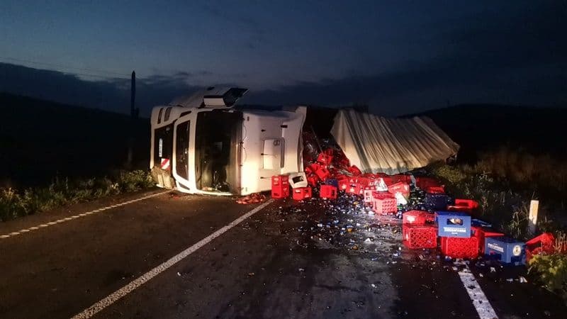 E 58 blocat în zona localității Copălău. Un tir care transporta 24 de tone de bere s-a răsturnat 