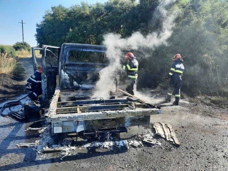 Autoutilitară cuprinsă de flăcări în timp ce se deplasa pe un drum din județ