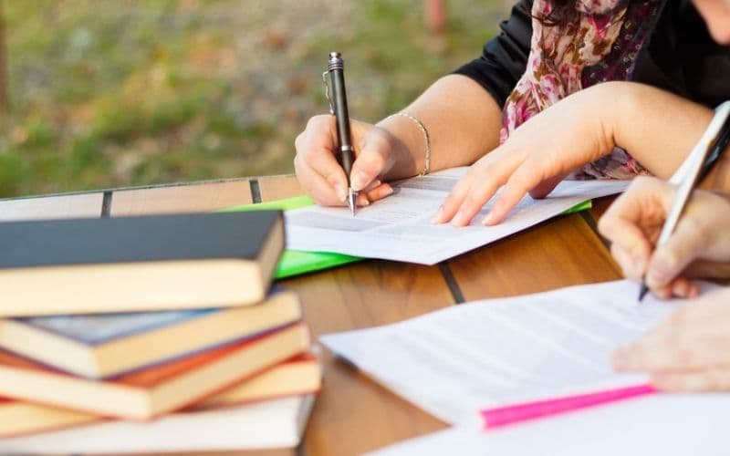Profesorii, obligați să facă meditații gratuite cu elevii. Decizia Ministerului Educației