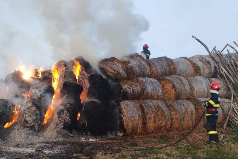 Incendiu violent izbucnit la o stână. Un depozit de furaje a fost cuprins de flăcări