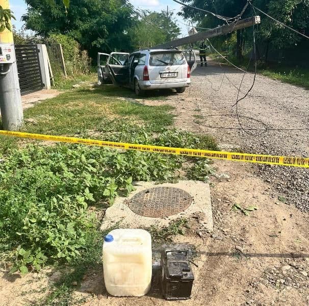 Accident pe o stradă din Dorohoi. O mașină a rupt un stâlp de electricitate