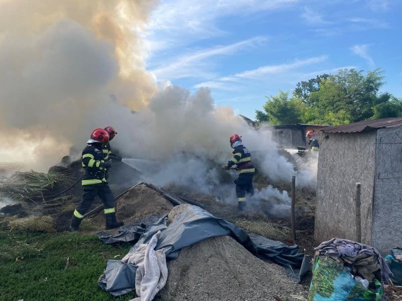 Jocul copiilor cu focul poate genera o tragedie! Incendiu izbucnit la un depozit de furaje