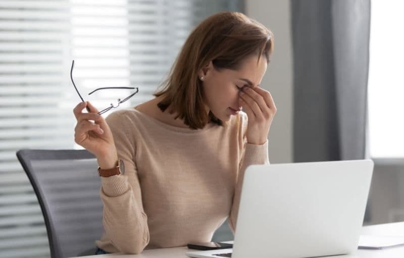 Cum să-ți protejezi vederea atunci când lucrezi mult la computer