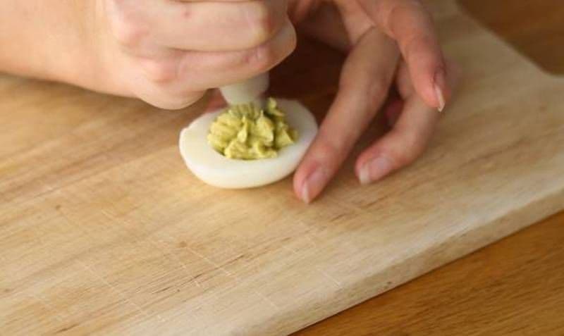 Ouă cu avocado