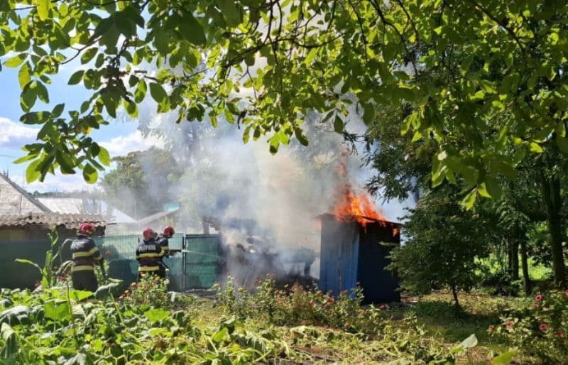 Anexă distrusă de flăcări după ce proprietara a încercat să igienizeze adăpostul pentru păsări cu ajutorul unei făclii - FOTO