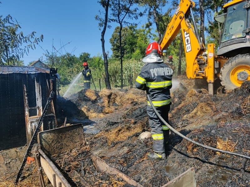 Depozit cuprins de flăcări la Plopenii Mari. Incendiul a fost lichidat de pompieri