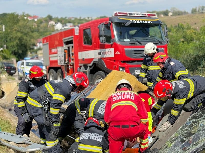 Accident cu victima încarcerată! Două persoane au ajuns la spital în urma impactului dintre două mașini