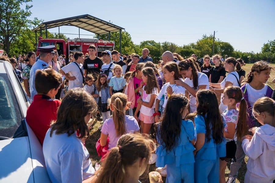 Pompierii botoșăneni, din nou aproape de comunitate: lecții de siguranță pentru copii și adulți la Frumușica - FOTO