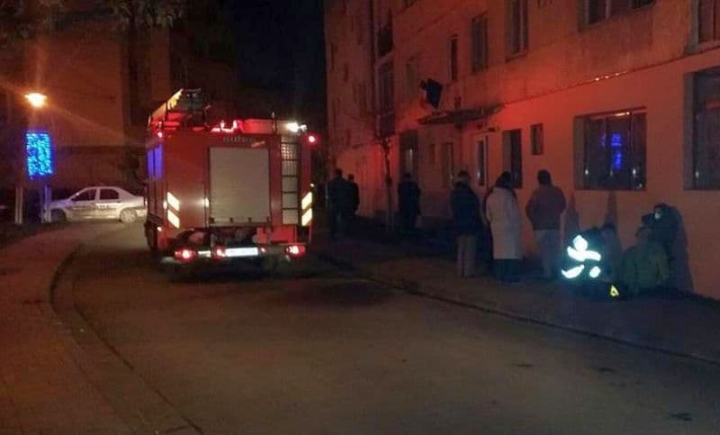 Șase persoane evacuate în miez de noapte din cauza unui vecin neglijent
