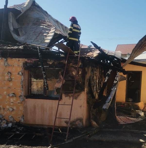 Casă distrusă de flăcări la Tudora