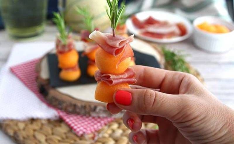 Frigărui aperitiv cu pepene, sunca, rozmarin