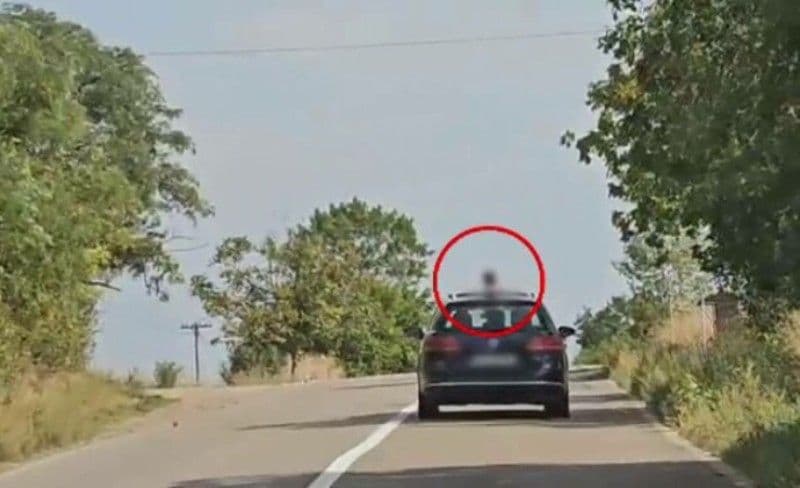 Inconștiență șocantă pe un drum din Botoșani. Un copil a ieșit prin trapa mașinii, în timp ce șoferul își vedea de drum