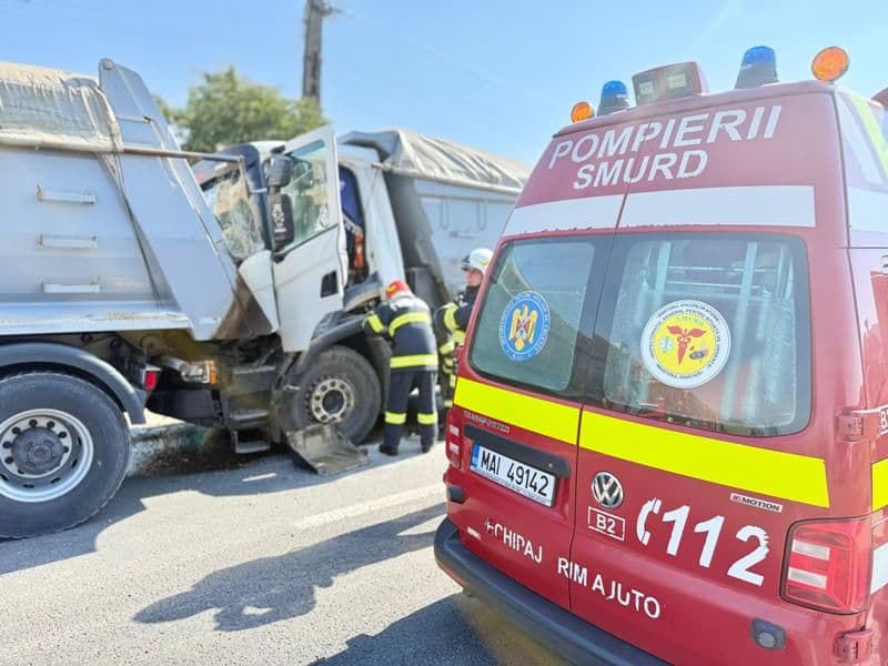 Accident grav între două autocamioane. Un bărbat, în vârstă de 50 ani, a ajuns la spital -FOTO