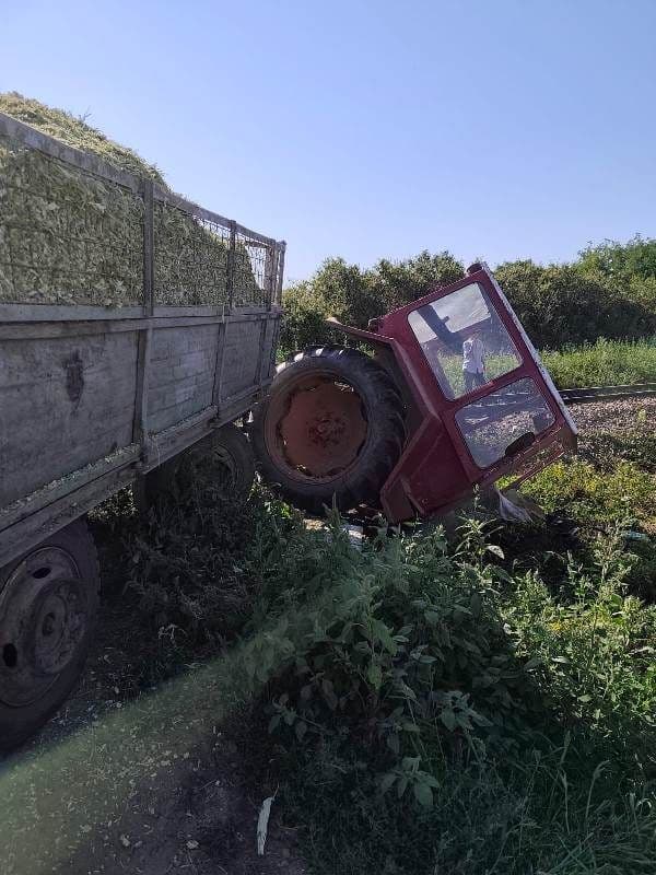 Persoană rănită la Cervicești Deal în urma impactului dintre un tren și un tractor