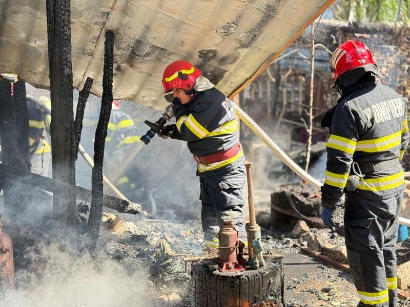 Bucătărie de vară cuprinsă de flăcări din cauza unei țigări lăsată aprinsă
