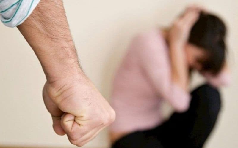 Bărbat reținut pentru viol, violență în familie și coruperea sexuală a minorilor