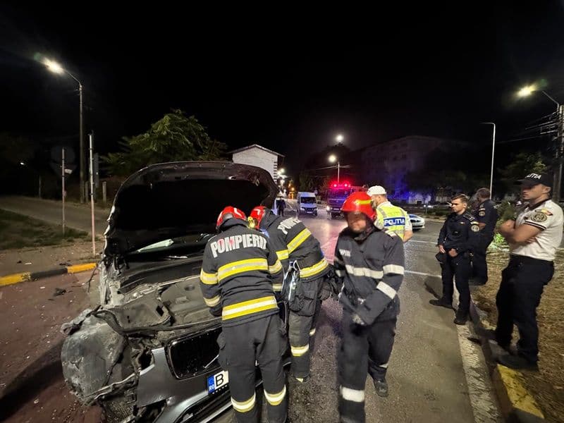 Mașină distrusă în urma unui accident pe o stradă din Botoșani