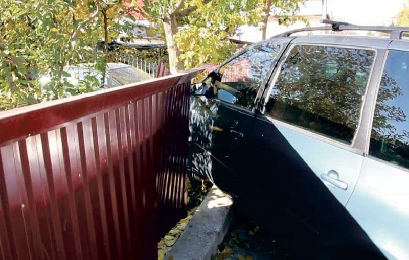Dosar penal pentru un bărbat fără permis care a intrat cu mașina într-un gard