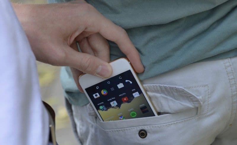 Bărbat din Dorohoi reținut după ce a furat un telefon prin folosirea violenței