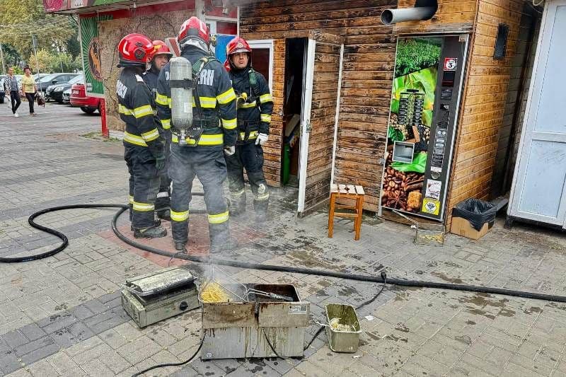 Incendiu la o shaormerie din Botoșani. O tânără de 19 ani, angajată a shaormeriei, a ajuns la spital - FOTO