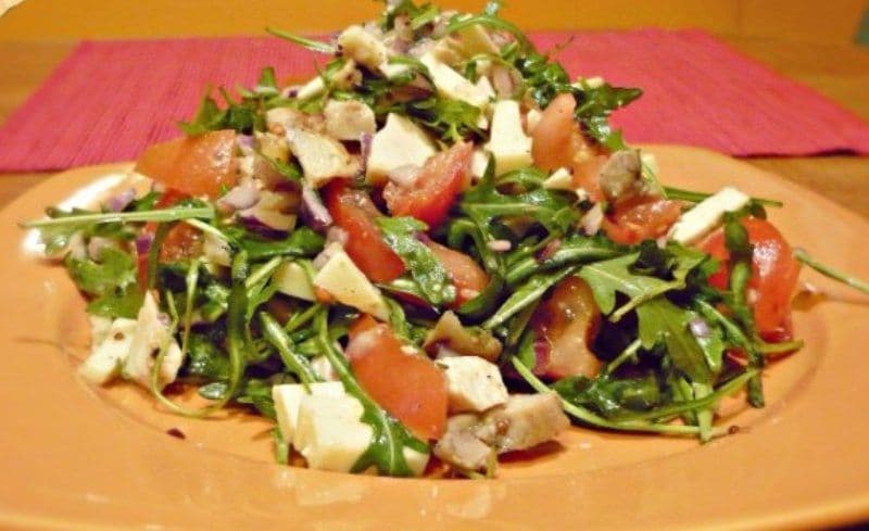 Salată de pui cu rucola, iaurt și usturoi