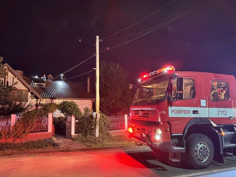 Foișor a fost cuprins de flăcări. Incendiul s-a extins și la acoperișul casei