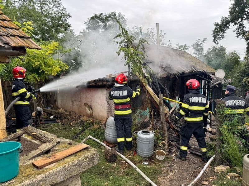 O bătrână a ajuns la spital cu arsuri după ce anexa în care locuia a fost cuprinsă de un incendiu 