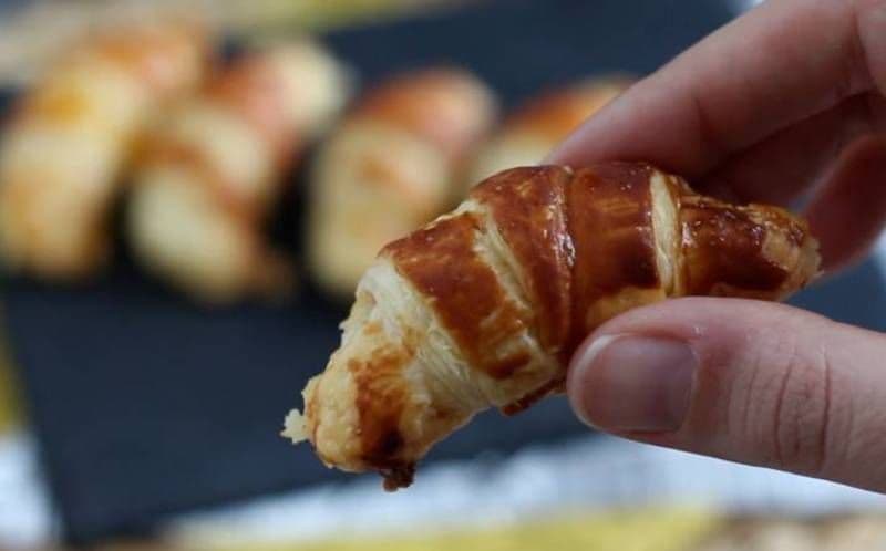 Croissante din foietaj cu șuncă și cașcaval