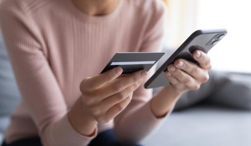 O nouă fraudă pe WhatsApp. Poliția avertizează: Escrocii folosesc fotografii reale și numere de telefon false