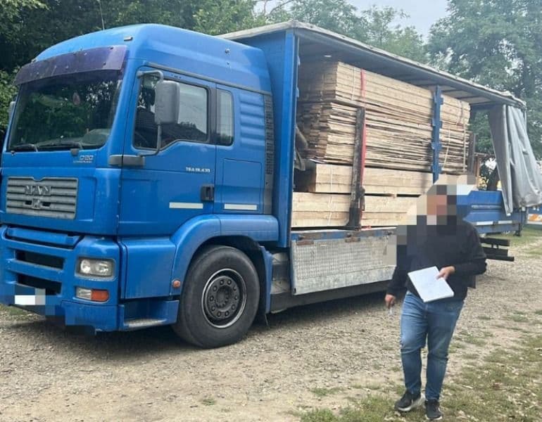 16 metri cubi de material lemnos confiscat de polițiști, autoutilitară indisponibilizată