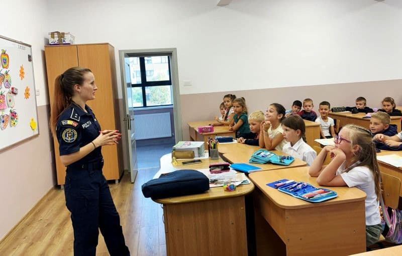 Polițiștii de siguranță școlară - Activități de informare și prevenire în prima lună a anului școlar