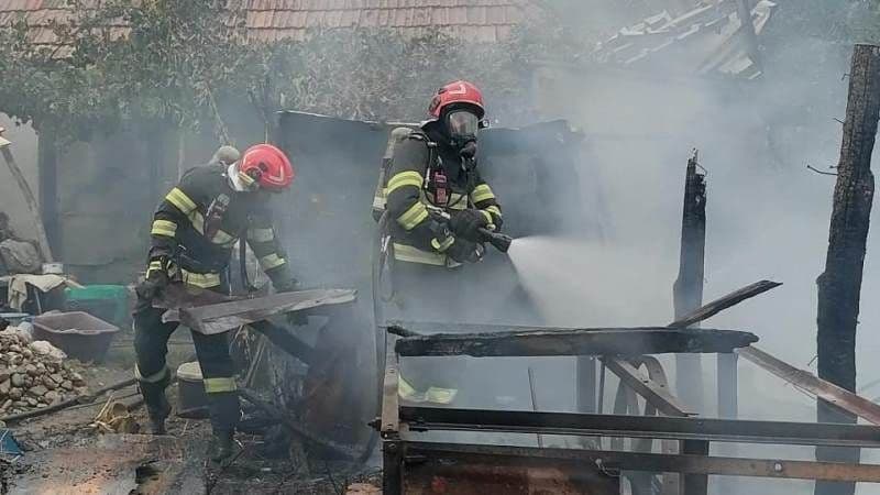 Incendiu violent la Gorbănești: Un foc aprins pentru distrugerea gunoaielor, s-a extins la un depozit de furaje