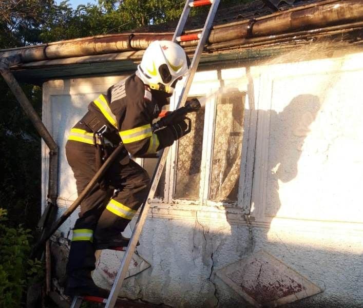 Casa unui botoșănean în pericol după ce a izbucnit un incendiu la acoperiș