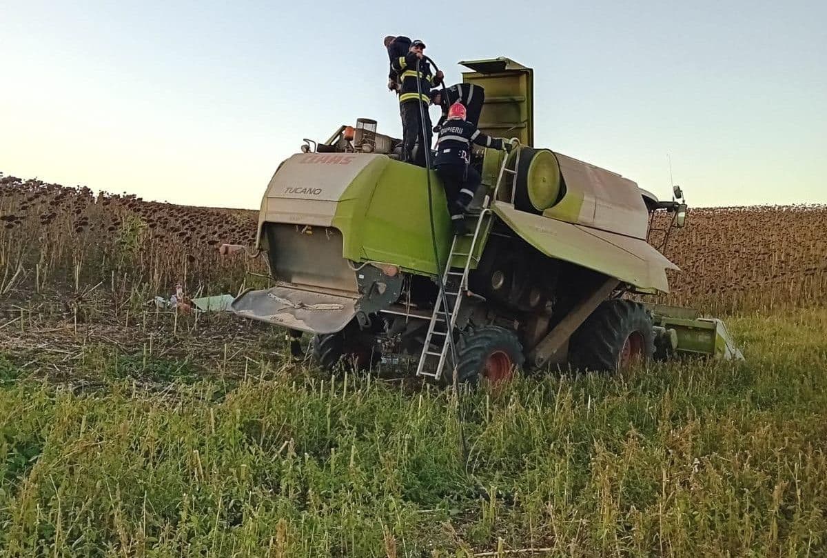 Combină agricolă salvată după ce a luat foc în timp ce treiera