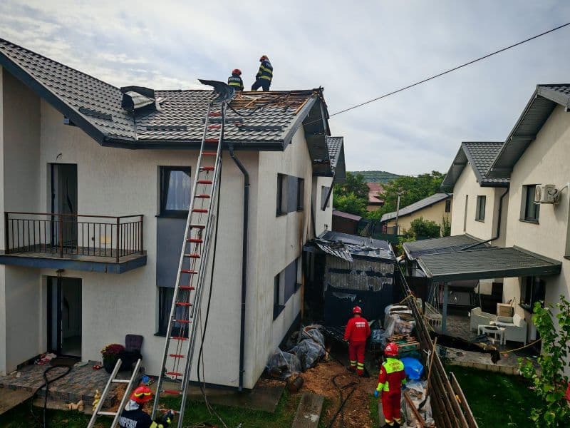 Două case salvate de la incendiu datorită intervenției prompte a pompierilor
