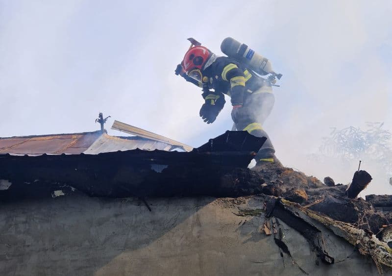 Bunurile dintr-o anexă și acoperișul casei cuprinse de flăcări la Santa Mare