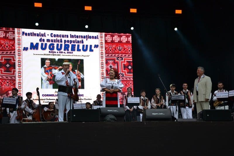Strălucirea folclorului autentic, adusă pe scena Festivalului „Mugurelul” de Cornelia și Lupu Rednic și Ansamblul „Mărgineanca”