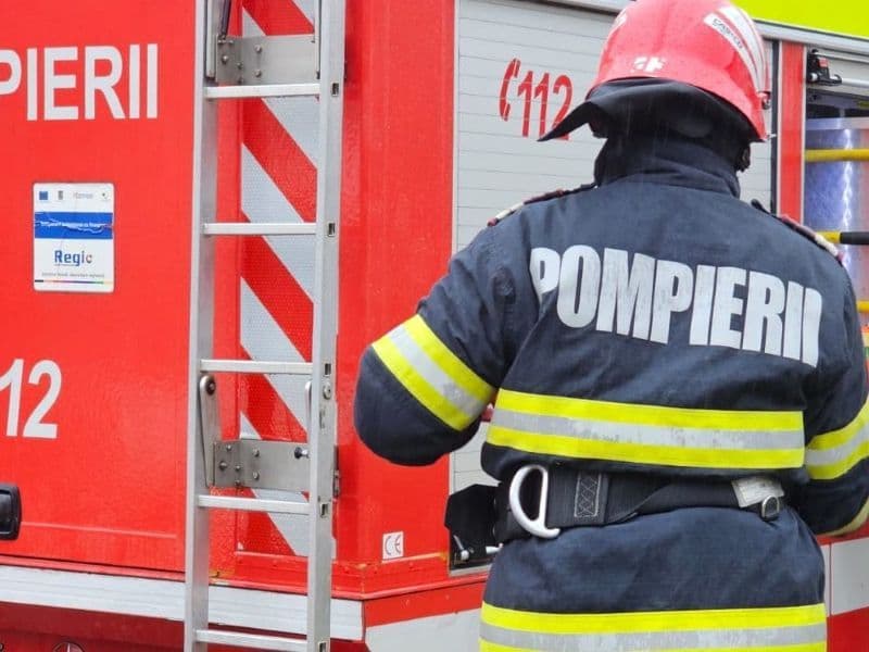 Incendiu izbucnit în balconul unui apartament din Botoșani din cauza unei lumânări lăsată nesupravegheată