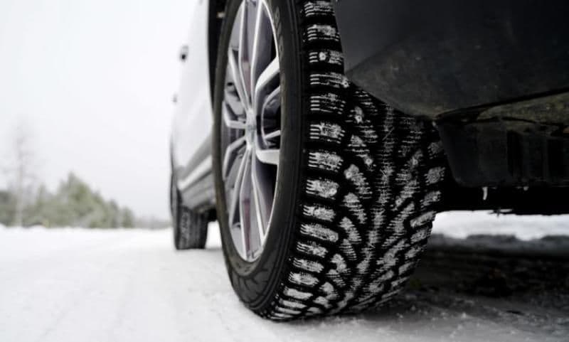 Șoferii sunt obligați să-și echipeze maşinile cu anvelope de iarnă. Restricții și avertismente din cauza ninsorilor