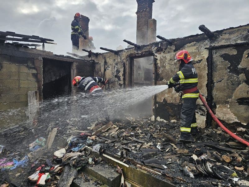 Bătrână găsită carbonizată după ce casa i-a fost cuprinsă de flăcări. Soțul a fost transportat la spital