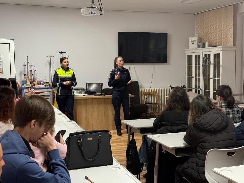 Intâlnire informativ preventivă între poliţiştii botoşăneni şi viitorii asistenţi medicali pe tema prevenirii violenţei în familie