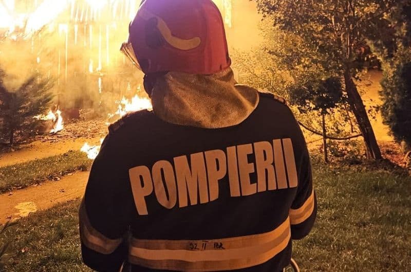 Casă în pericol din cauza unui incendiu izbucnit în interiorul unei anexe