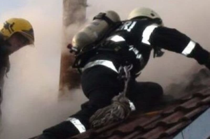 Anexă cuprinsă de flăcări din cauza unui coș de fum neprotejat termic