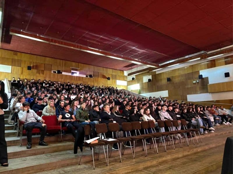 Peste 300 de elevi au participat la un eveniment organizat de către polițiștii de siguranță școlară de Ziua Internațională a Non Violenței 