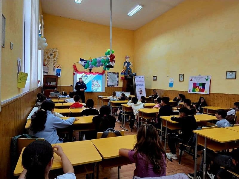 20 de activități de prevenire a faptelor antisociale în mediul școlar realizate de jandarmii botoșăneni