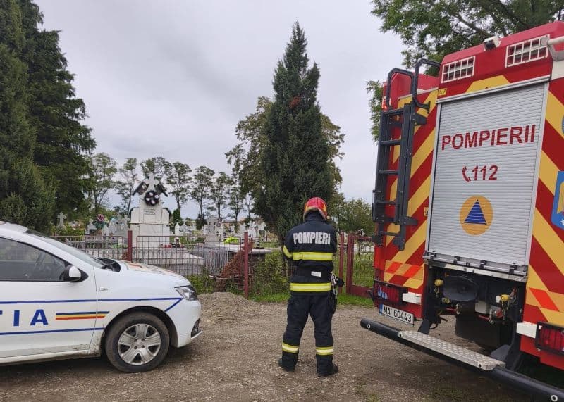 Bărbat salvat de pompieri după ce un mal de pământ s-a prăbușit peste el în comuna Hudești